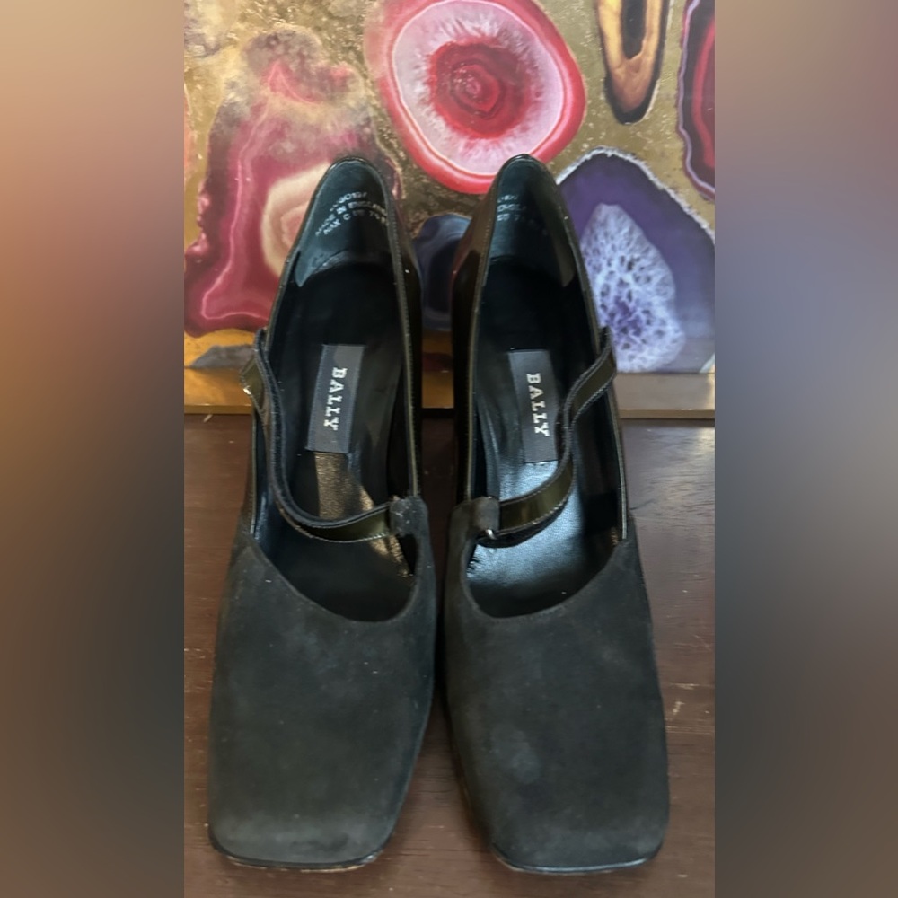 Bally Black Suede and Green Patent Leather Block Heel Shoes
Size 7.5

Bin 15